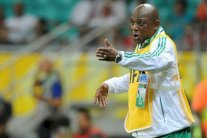 وفاة مدرب منتخب نيجيريا السابق ستيفن كيشي بأزمة قلبية