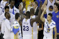 غولدن ستايت يسحق كليفلاند ويقطع نصف الطريق نحو الاحتفاظ باللقب