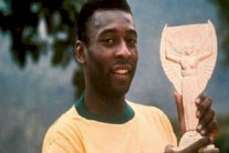 الأسطورة بيليه يعرض مقتنيات خاصة للبيع في مزاد