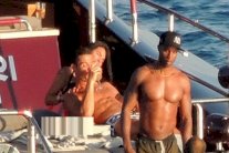 حسناء مجهولة الهوية تظهر في أحضان رونالدو