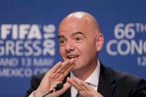 إنفانتينو يدافع عن نفسه ويرفض اتهامه بالجشع