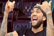 ألفيس يودع جماهير برشلونة عبر 