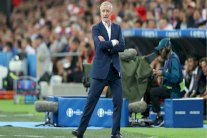 مدرب فرنسا ديشان يرى تحسناً والألبان يتحسرون