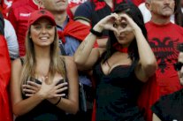 أفراح فرنسية... وحسناوات ألبانيا يخطفن الأنظار في مرسيليا