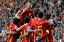  بيكيه وإنييستا يشيدان بالبداية الرائعة لإسبانيا في اليورو