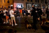 فرنسا تتحرك لمواجهة أعمال الشغب وإضراب الطيارين يهدد سفر المشجعين