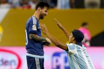 مشجع اقتحم مباراة الأرجنتين لرؤية ميسي... شاهد ما فعل؟!