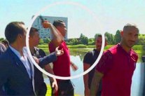 كريستيانو رونالدو يرمي مذياع صحافي في الماء