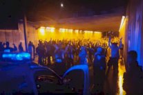 موقف طريف بين الجماهير الإيرلندية والشرطة الفرنسية 