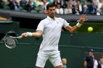 بداية محيرة لديوكوفيتش في سعيه للقب ثالث على التوالي