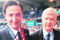 شبيه المدرب إيمري يضع فينغر في موقف محرج 