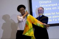 لاعبة السلة سابقاً اركاين عمدة القرية الأولمبية