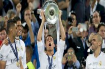 كريستيانو رونالدو يتوج بجائزة 