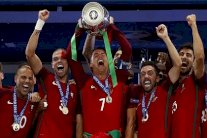 البرتغال تهزم فرنسا في باريس وتتوج بطلة لأوروبا