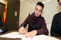 برشلونة يمدد عقدي لاعبيه الشابين الحدادي وسامبر