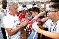 مورينيو يصدم جماهير تشيلسي ويرفض التوقيع لهم