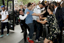 مشجع كندي ينقض على بنزيمة من أجل معانقته