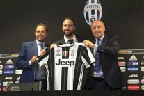 هيغواين مدافعا عن نفسه: دي لورينتس السبب في رحيلي عن نابولي