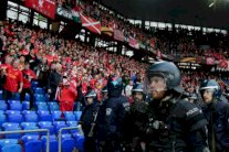 اليويفا يغرم إشبيلية وليفربول بسبب شغب جمهورهما