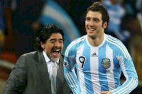 مارادونا منزعج للغاية من قرار انتقال هيغواين إلى يوفنتوس