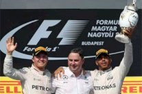 هاميلتون يواصل انتصاراته وينتزع الصدارة من روزبرغ