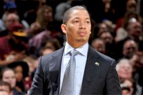 كليفلاند كافالييرز يمدد عقد مدربه تايرون