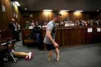 بيستوريوس يعالج في المستشفى ويعود إلى السجن