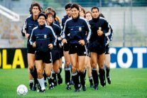 مارادونا يرحب بتعيين باوزا مدرباً لمنتخب الأرجنتين