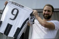 عرض مثير لمطعم بيتزا في نابولي في حال إصابة هيغواين