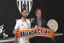 مونتويا من برشلونة إلى فالنسيا لمدة أربع سنوات