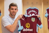 بيرنلي يعزز صغوفه بالمدافع فلاناغان على سبيل الإعارة