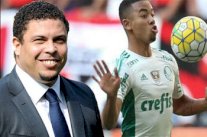 الظاهرة رونالدو يمتدح 