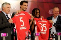 بايرن ميونخ يقدم رسمياً لاعبيه الجديدين هوملز وسانشيز