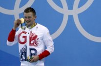 السباح البريطاني بيتي يحرز ذهبية 100 م صدرا مع رقم قياسي