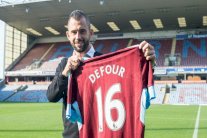 بيرنلي يضم الدولي البلجيكي ديفور في صفقة قياسية