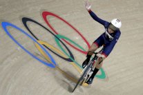 دراجات: ذهبية سباق النقاط (أومنيوم) للبريطانية تروت