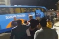 بعد التعادل... مدرب الأهلي يعتدي على أحد مشجعي فريقه!