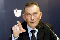 ضغوط وسائل التواصل تثير مخاوف رئيس الدوري الإنكليزي