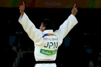 ذهبية وزن تحت 90 كلغ للاعب الجودو الياباني بيكر