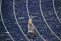 الأمطار توقف منافسات ألعاب القوى مؤقتاً