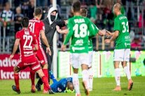 مشجع يقتحم ملعب مباراة للاعتداء على حارس مرمى في السويد