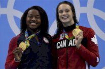 الأميركية مانويل والكندية اوليكسياك تحرزان ذهبيتي السباحة 100 م