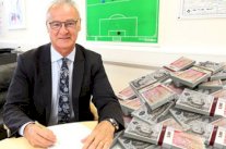 ليستر سيتي يرفع راتب مدربه كلاوديو رانييري بعد تمديد عقده