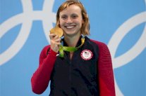 السباحة الأميركية ليديكي تحرز ذهبية 800 م حرة وتحطم الرقم العالمي