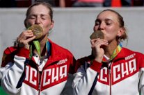 ذهبية زوجي السيدات في كرة المضرب للروسيتين ماكاروفا وفسنينا