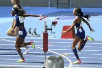 خطأ قاتل للأميركيات في سباق التتابع والاتحاد الدولي ينقذهن