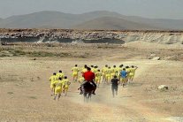 مدرب إيراني يشرف على تدريب لاعبيه وهو على ظهر حصان