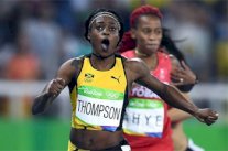 الجامايكية طومسون تحقق ثنائية نادرة بإحرازها ذهبية 200 متر