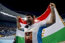 ذهبية رمي المطرقة للطاجكستاني نازاروف