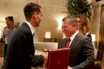 الملك عبدالله يقلد أبو غوش ومدربه وسام التميز من الدرجة الأولى